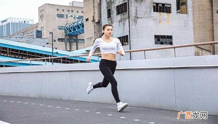 铁人三项是天然水域游泳、公路自行车和公路长跑这三项 铁人三项是哪三项距离是多少