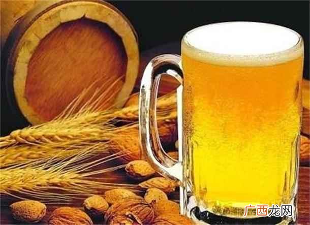 精酿啤酒与普通啤酒的酿酒原料不同 精酿啤酒和普通啤酒的区别