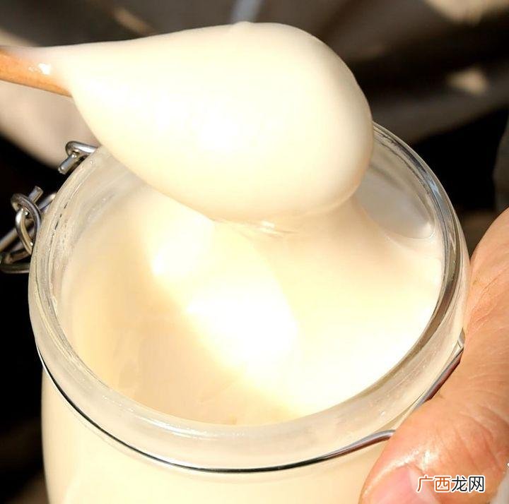 蜂蜜呈猪油状是什么蜜 怎样区分白糖蜂蜜和纯蜂蜜
