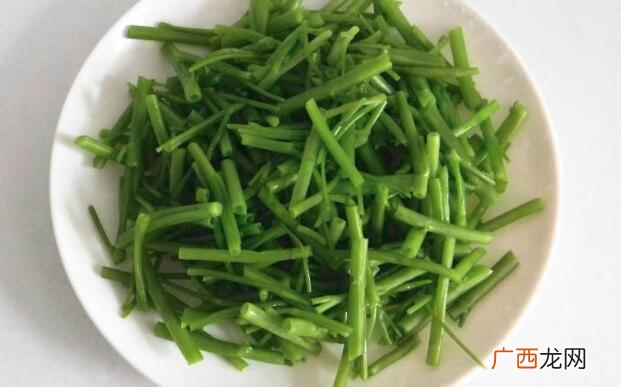 大便不畅的人也可以吃这道菜来改善大便 白灼空心菜的做法