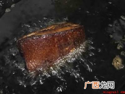 炸扣肉怎样炸出虎皮的具体操作步骤 炸扣肉怎样炸出虎皮