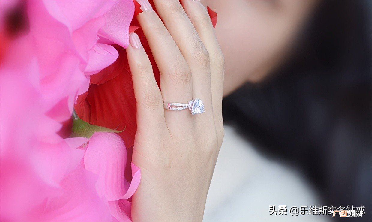 男女戒指的正确戴法，千万别戴错了 戴戒指五个手指的含义
