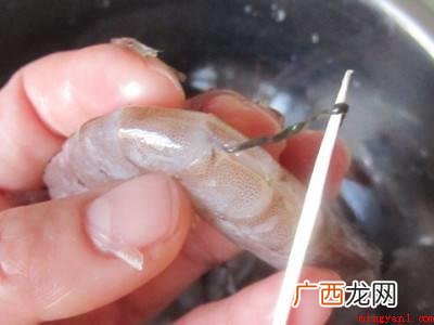 罗氏虾怎么挑虾线的具体操作步骤 罗氏虾怎么挑虾线