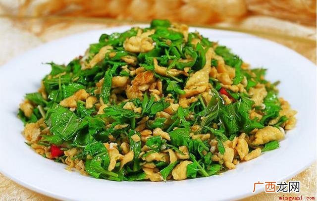 香椿为发物,多食易诱使痼疾复发,故慢性疾病患者应少食或不食 香椿炒鸡蛋的禁忌有哪些？