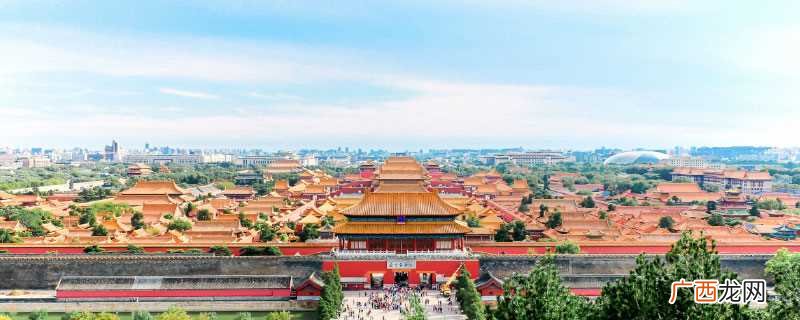 中国国庆习俗主要有张灯结彩、国庆长假、高速公路免费以及举行阅
