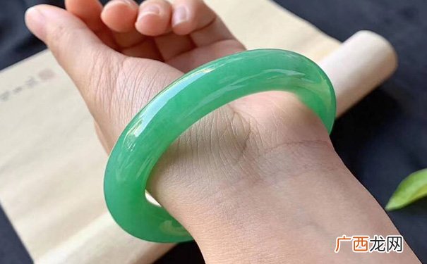 应该戴在左手上好 玉镯戴在哪个手上是正确的