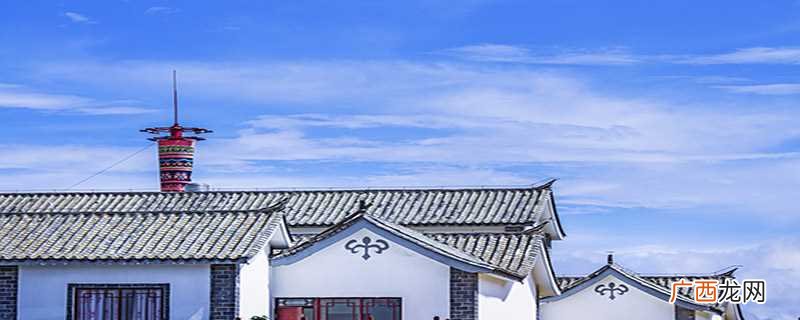 白族的文化和特色是:宗教信仰、服饰、语言文字、建筑、雕刻等方