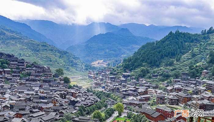 三线建设的地区主要在:长城以南、广东韶关以北、京广铁路以西、