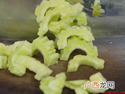 怎么晒紫苏苦瓜皮零食的具体操作步骤 怎么晒紫苏苦瓜皮零食