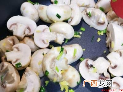 小白蘑菇怎么炒着好吃的具体操作步骤 小白蘑菇怎么炒着好吃