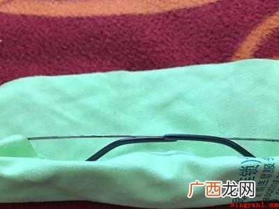 眼镜怎么放在眼镜盒里是正确的具体操作步骤 眼镜怎么放在眼镜盒里是正确的
