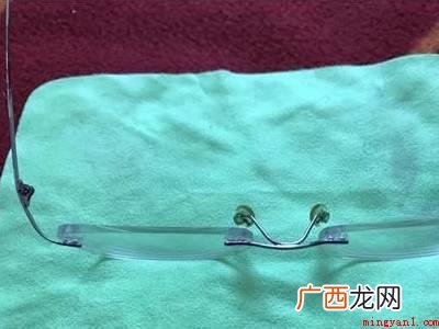 眼镜怎么放在眼镜盒里是正确的具体操作步骤 眼镜怎么放在眼镜盒里是正确的