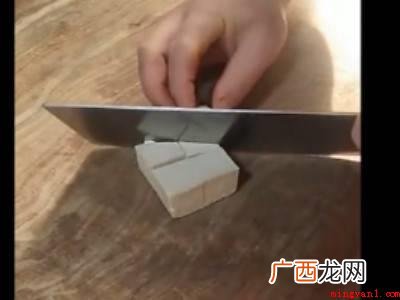 三刀切9块豆腐怎么切共有4个步骤 三刀切9块豆腐怎么切