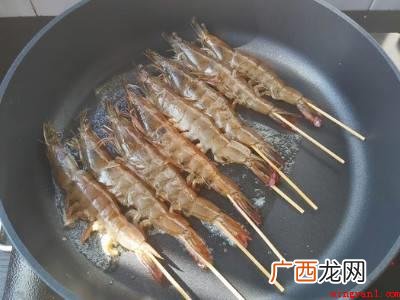 煎虾怎么做才好吃的具体操作步骤 煎虾怎么做才好吃