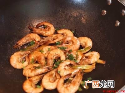 焖虾怎么做才好吃的具体操作步骤 焖虾怎么做才好吃