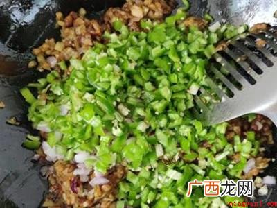 茄子肉馅包子怎样调馅的具体操作步骤 茄子肉馅包子怎样调馅
