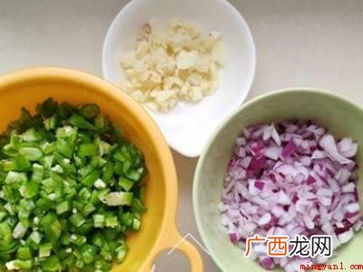 茄子肉馅包子怎样调馅的具体操作步骤 茄子肉馅包子怎样调馅