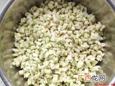 茄子肉馅包子怎样调馅的具体操作步骤 茄子肉馅包子怎样调馅