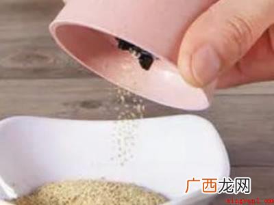 黑胡椒研磨瓶怎么用的具体操作步骤 黑胡椒研磨瓶怎么用