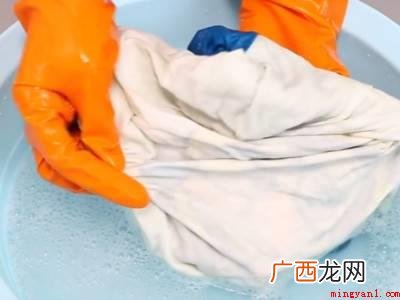 如何把深色衣服漂成浅色
