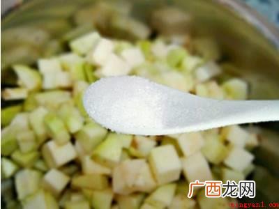 茄子青椒包子馅怎么调 具体操作步骤 茄子青椒包子馅怎么调
