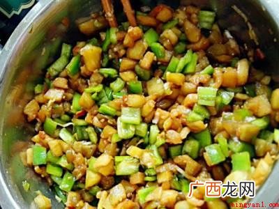 茄子青椒包子馅怎么调 具体操作步骤 茄子青椒包子馅怎么调