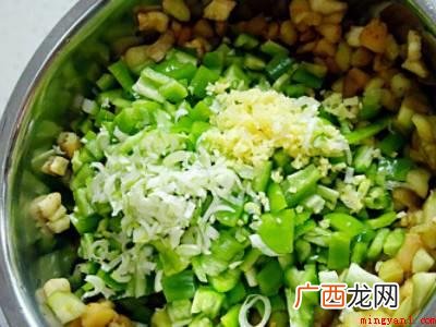 茄子青椒包子馅怎么调 具体操作步骤 茄子青椒包子馅怎么调