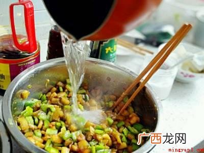 茄子青椒包子馅怎么调 具体操作步骤 茄子青椒包子馅怎么调
