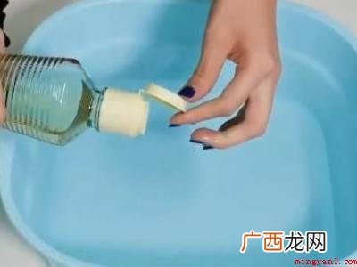 衣服被八四消毒液变色了怎么办