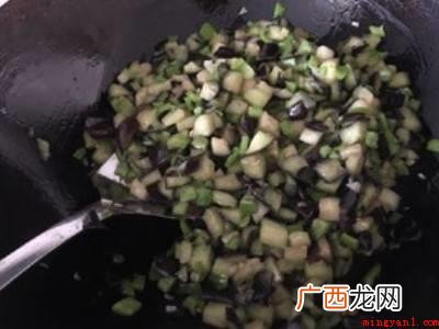 青椒茄子馅怎么调好吃的具体操作步骤 青椒茄子馅怎么调好吃