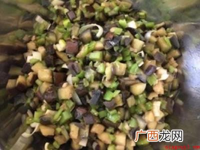 青椒茄子馅怎么调好吃的具体操作步骤 青椒茄子馅怎么调好吃