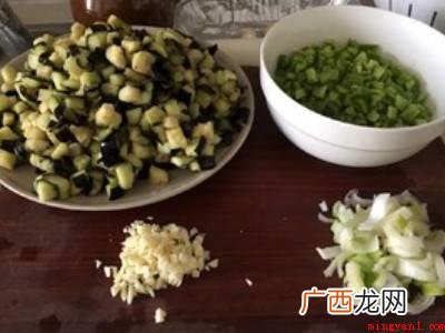 青椒茄子馅怎么调好吃的具体操作步骤 青椒茄子馅怎么调好吃
