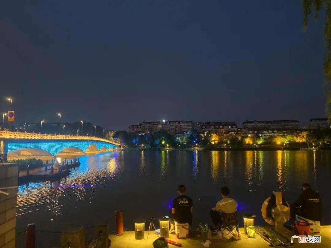 夜钓灯用什么光源最好 为什么夜钓禁用蓝光灯