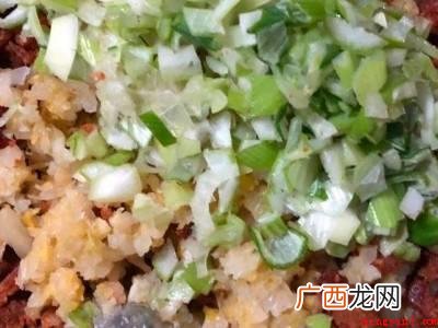 酸菜油滋啦馅怎么调好吃的具体操作步骤 酸菜油滋啦馅怎么调好吃