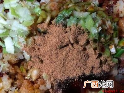 酸菜油滋啦馅怎么调好吃的具体操作步骤 酸菜油滋啦馅怎么调好吃