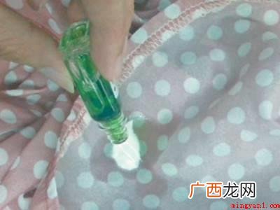 粘蚊子的胶在衣服上怎么去除