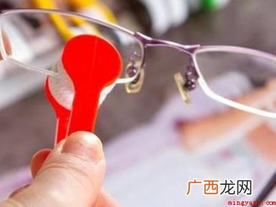 眼镜框内的脏污如何清理