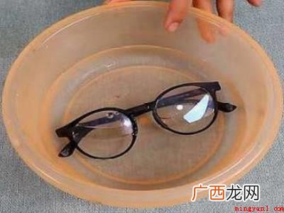 眼镜框内的脏污如何清理