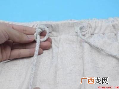 运动裤上的绳子怎么系的具体操作步骤 运动裤上的绳子怎么系