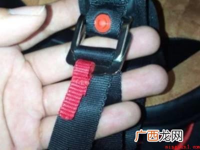 头盔的扣子怎么穿 具体操作步骤 头盔的扣子怎么穿