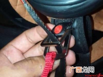 头盔的扣子怎么穿 具体操作步骤 头盔的扣子怎么穿