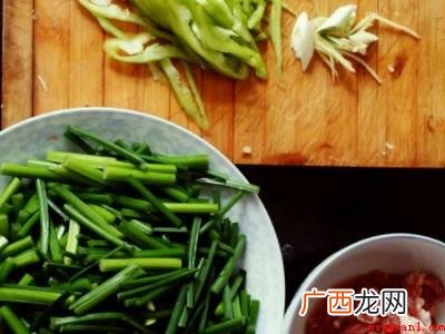 韭菜杆子怎么炒好吃的具体操作步骤 韭菜杆子怎么炒好吃
