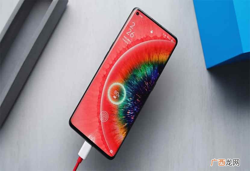 手机放在床头睡觉对人有危害吗？