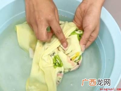 手粘胶水了怎么能洗掉的具体操作步骤 手粘胶水了怎么能洗掉