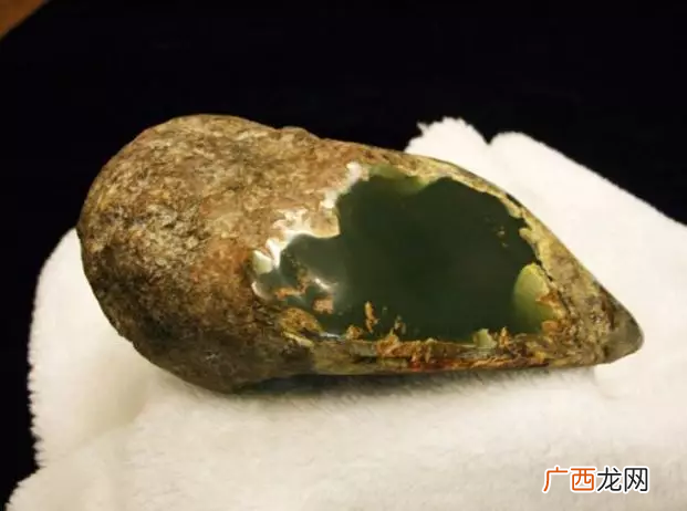 和田玉山料和籽料的区别 河磨玉与和田玉区别