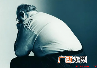 专家提醒:喝水少也会导致过劳肥 ,一边工作一边吃东西很容易过 喝水少也会导致过劳肥