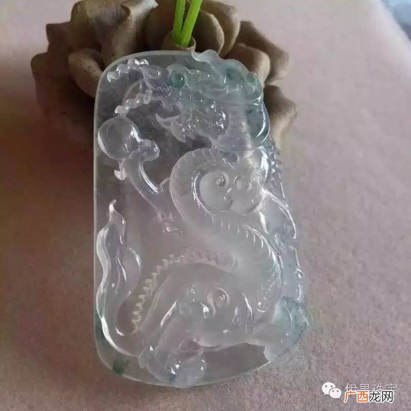 戴翡翠龙牌的寓意 翡翠龙牌的寓意和佩戴禁忌