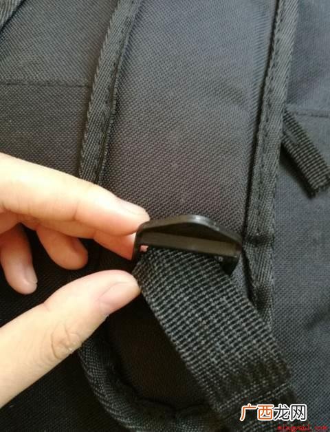 书包背带怎么系? 书包背带怎么系？