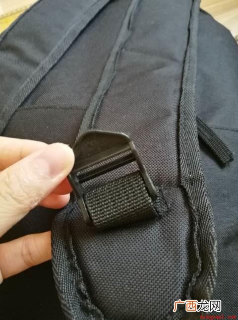 书包背带怎么系? 书包背带怎么系？