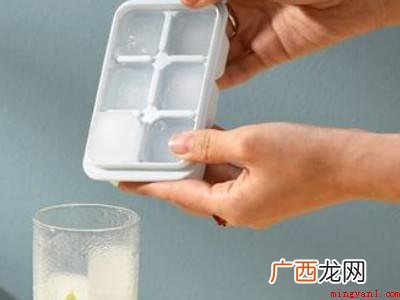 怎么把冰块弄出来的具体操作步骤 怎么把冰块弄出来